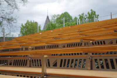 Bender bietet Planung, Herstellung, Vermietung und Verkauf von Tribünen, Bühnen und Stadien328