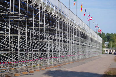 Bender bietet Planung, Herstellung, Vermietung und Verkauf von Tribünen, Bühnen und Stadien326